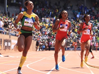 RELAY WOMEN 3RD - Davis wins at Penn Relays